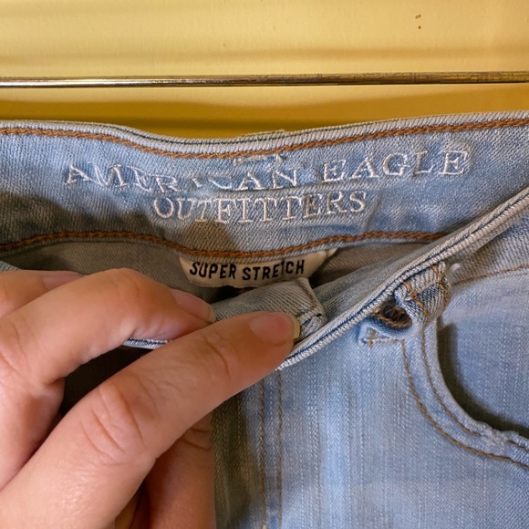 American Eagle Jeans Light Wash Distressed Denim Jegging Crop Size 4 - Picture 3 of 8